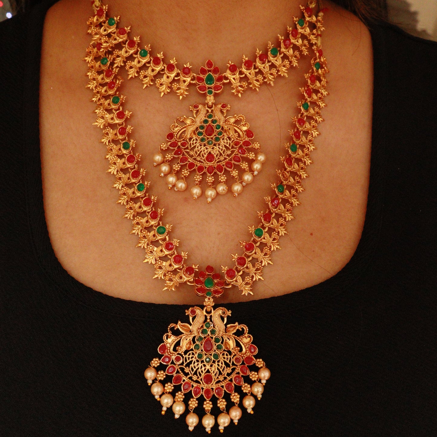 Elegant Double Layer Temple Jewelry Necklace Set with Intricate Design and Traditional Appeal