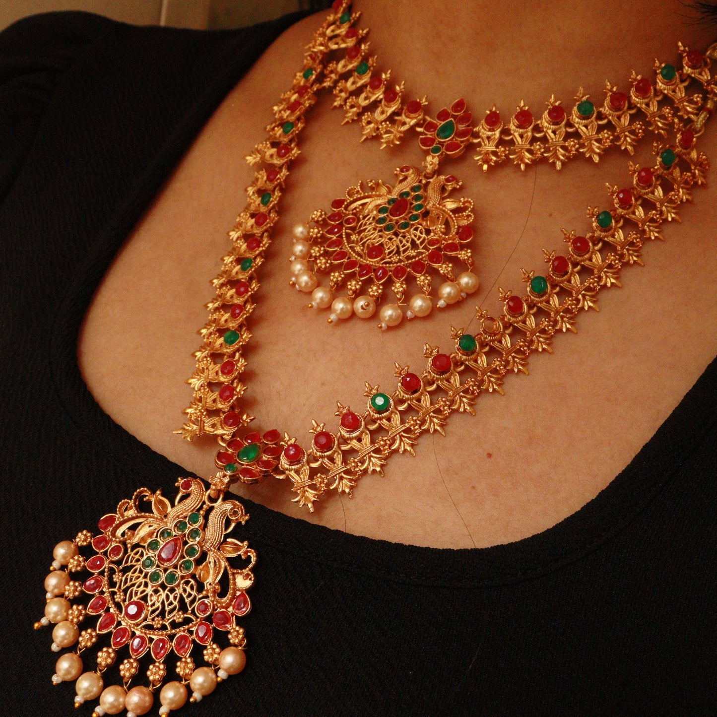 Elegant Double Layer Temple Jewelry Necklace Set with Intricate Design and Traditional Appeal