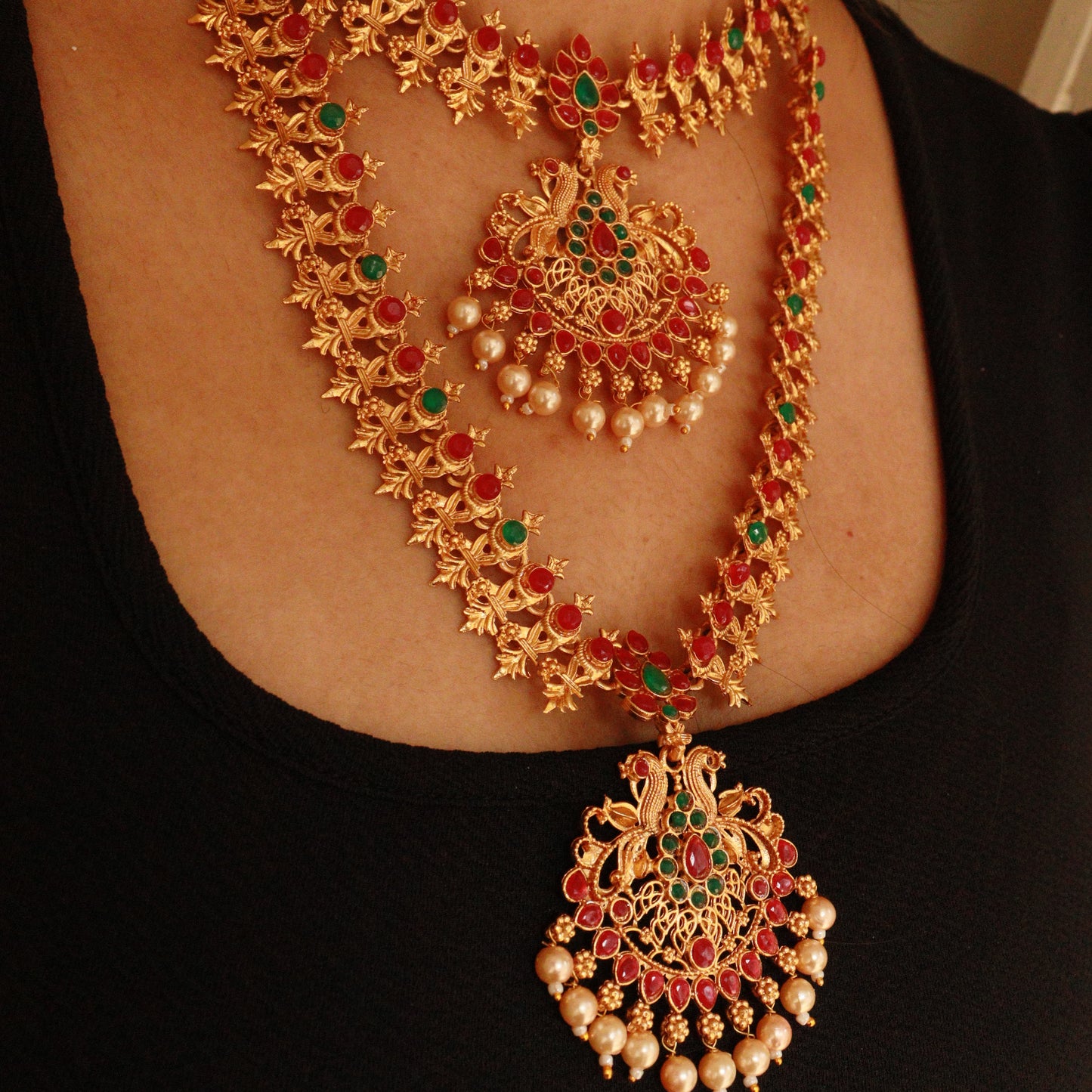 Elegant Double Layer Temple Jewelry Necklace Set with Intricate Design and Traditional Appeal