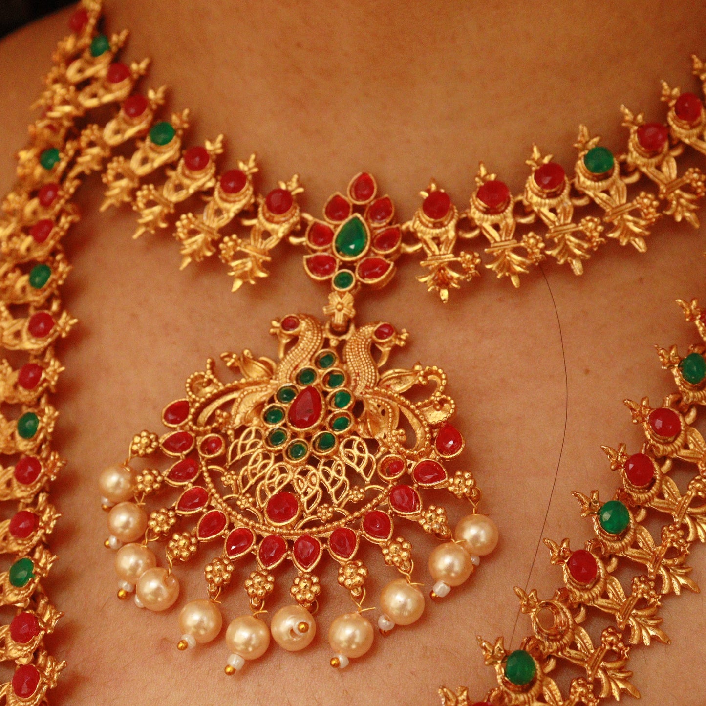 Elegant Double Layer Temple Jewelry Necklace Set with Intricate Design and Traditional Appeal