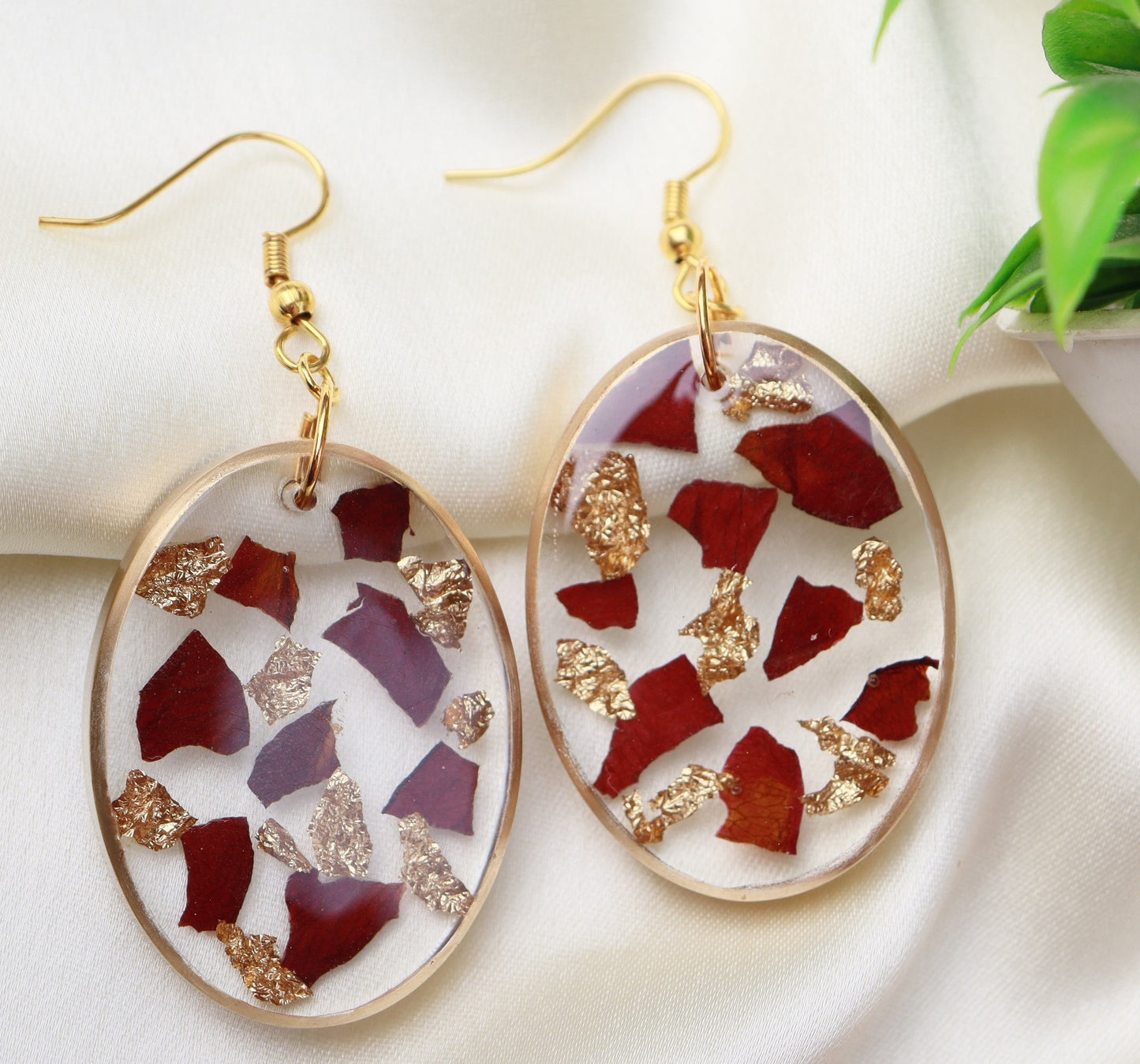 Oval Rose petals and gold flakes handmade earrings for women, set of 1 (gold)