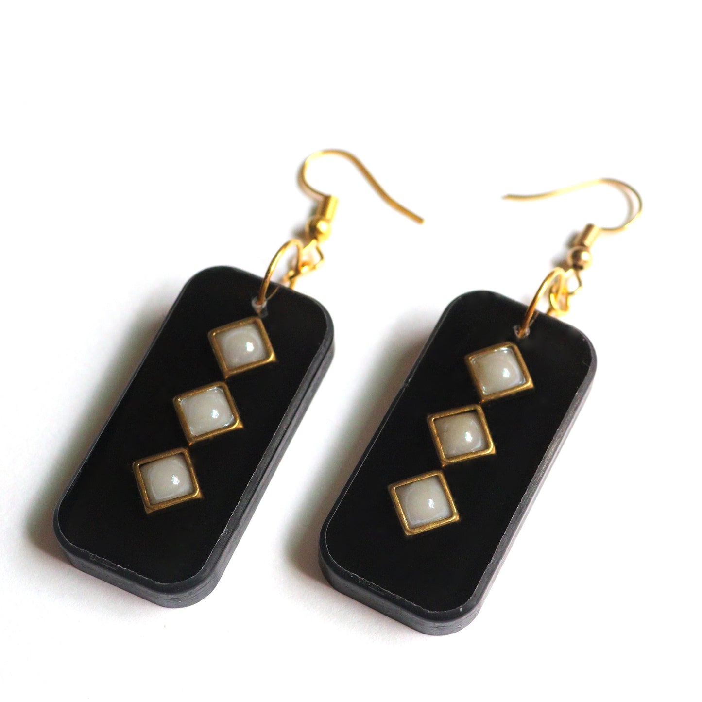White and black pearl earrings for women, Set of 1 (Black)