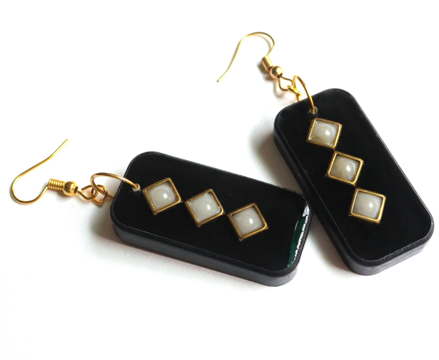 White and black pearl earrings for women, Set of 1 (Black)