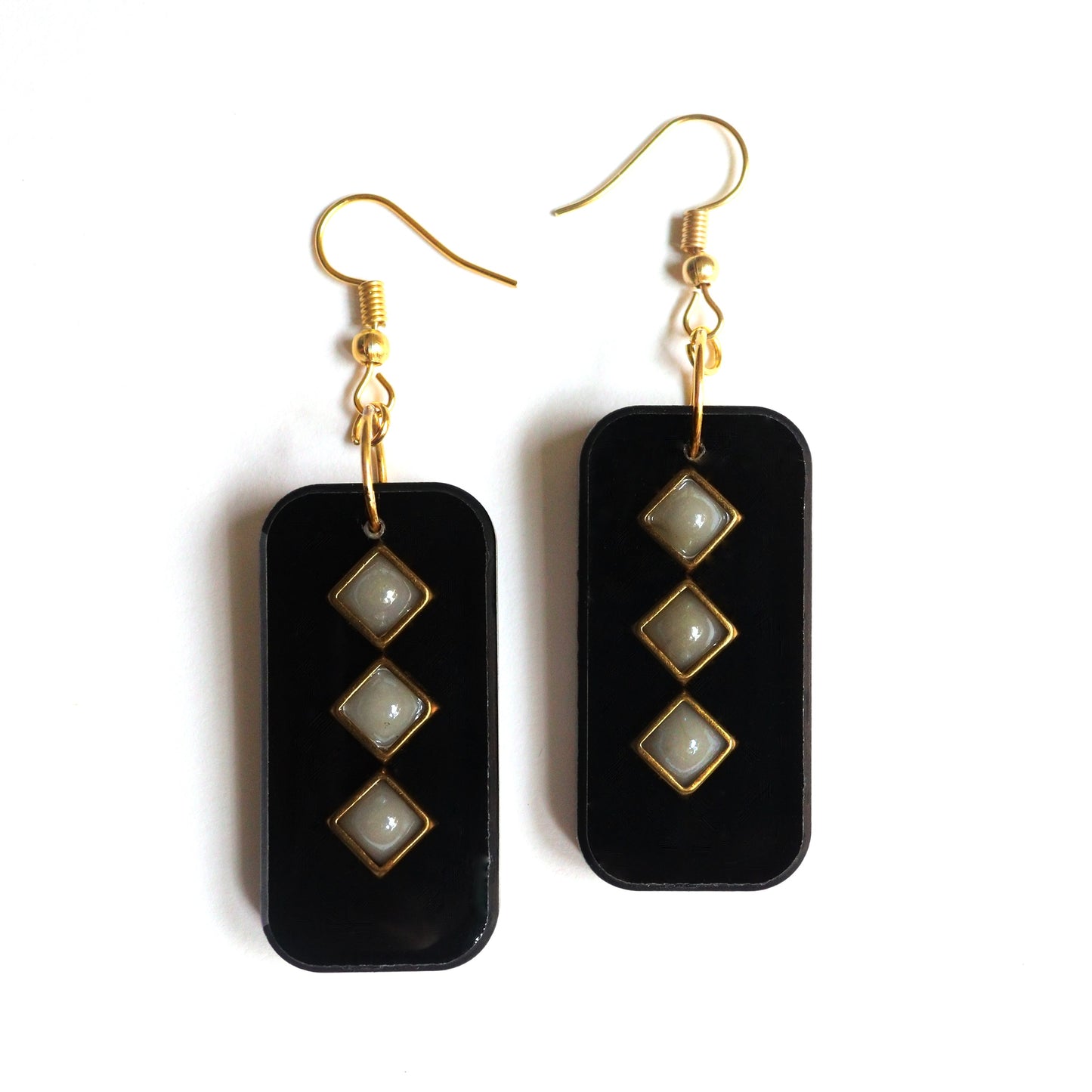 White and black pearl earrings for women, Set of 1 (Black)